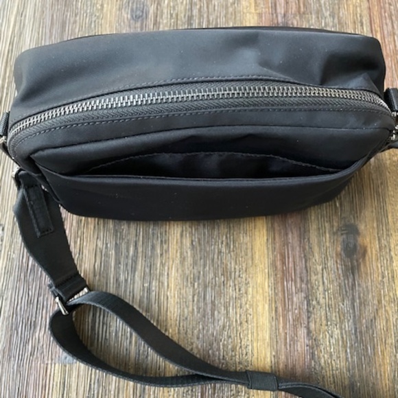 Lululemon Everywhere Crossbody Large 3L w/Metal Hardware EUC - Picture 3 of 8